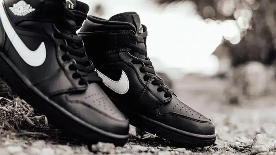 Giày nam Air Jordan 1 Mid Black White 554724-049 - Sneaker Daily