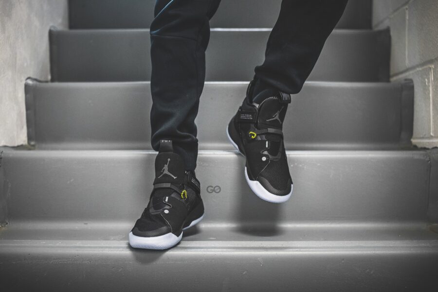 air-jordan-33-utility-blackout-aq8830-002