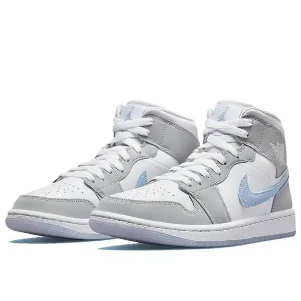 giay-air-jordan-1-mid-white-aluminum-wolf-grey-bq6472-105