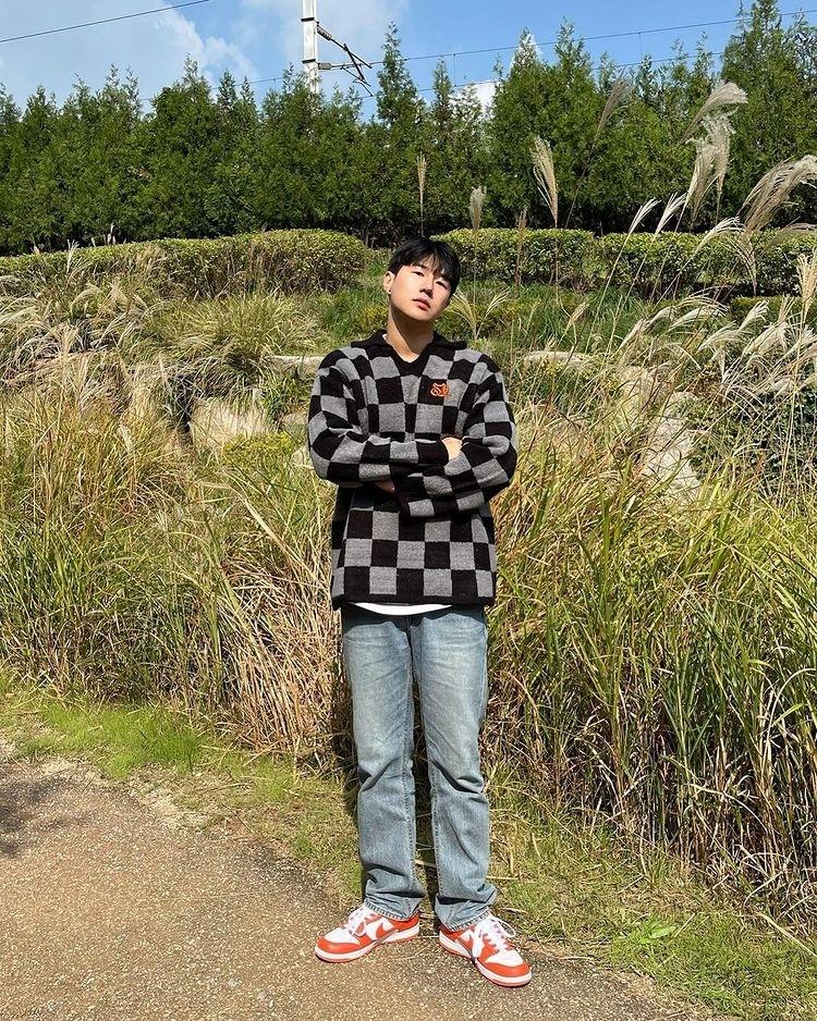 phối đồ với sweater đơn giản, đầy khác biệt dành cho nam và nữ