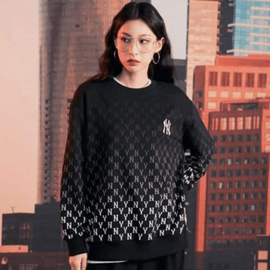 ao-sweater-mlb-monogram-gradation-allover-overfit-sweatshirts-new-york-yankees-black-3amtm1024-50bks