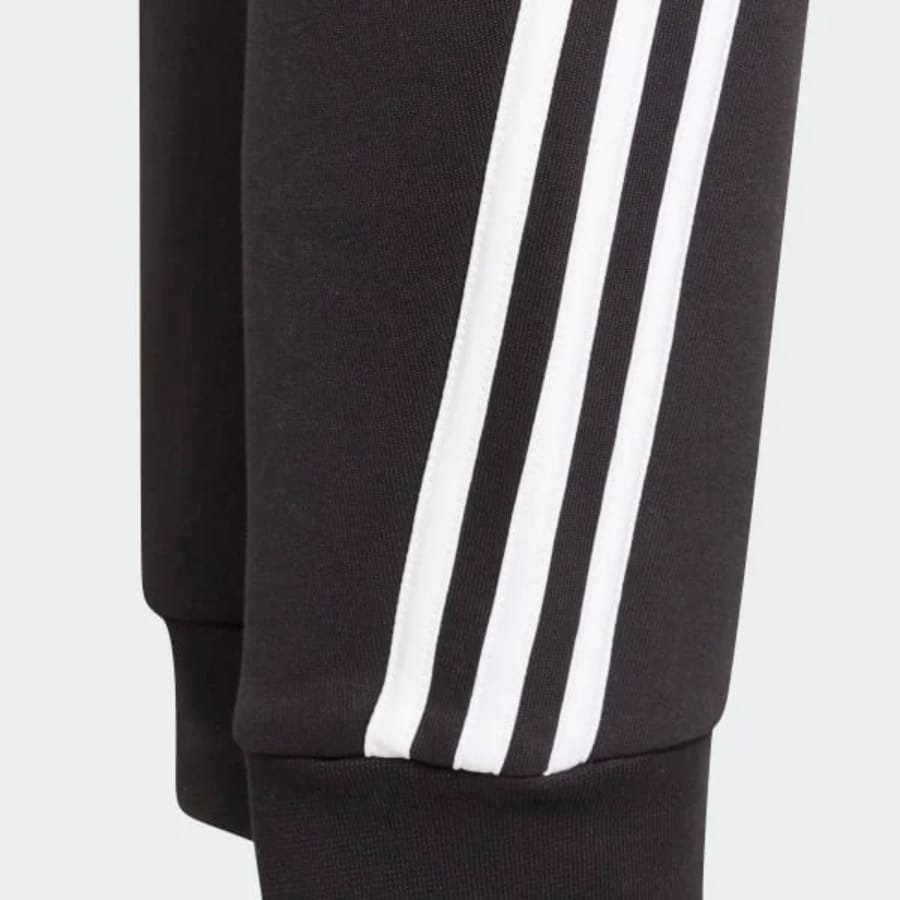 quan-dai-nam-adidas-future-icons-3-stripes-tapered-gt9433