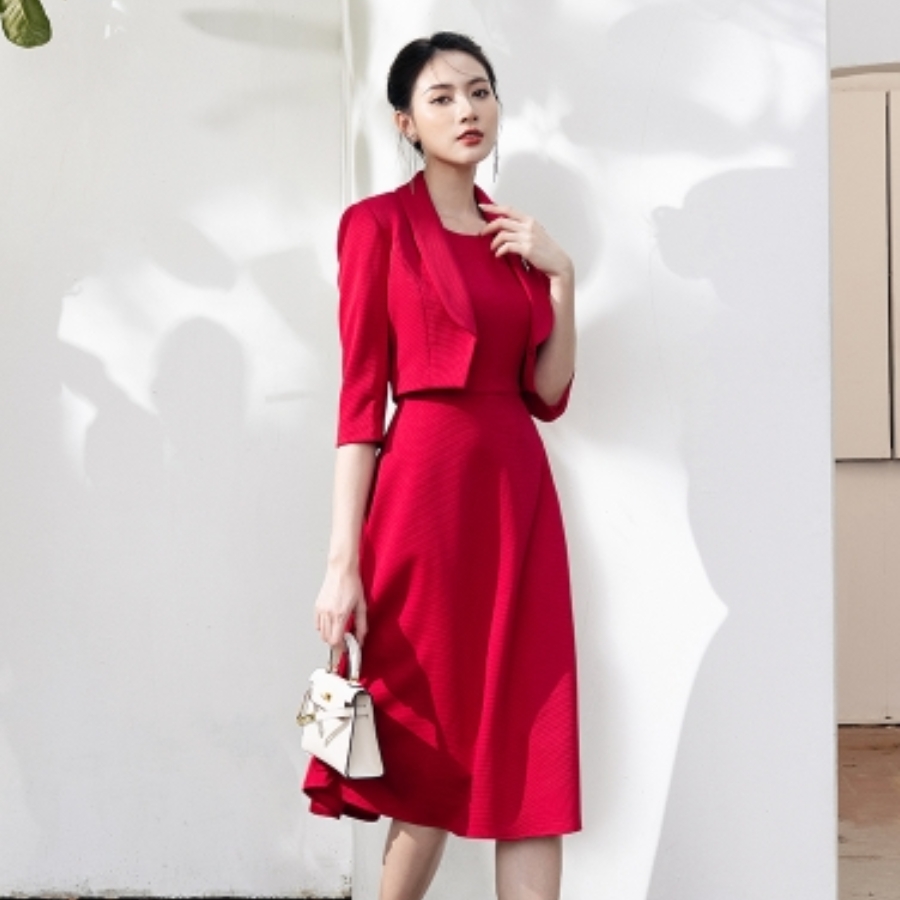 đầm đỏ mang giày màu gi 4