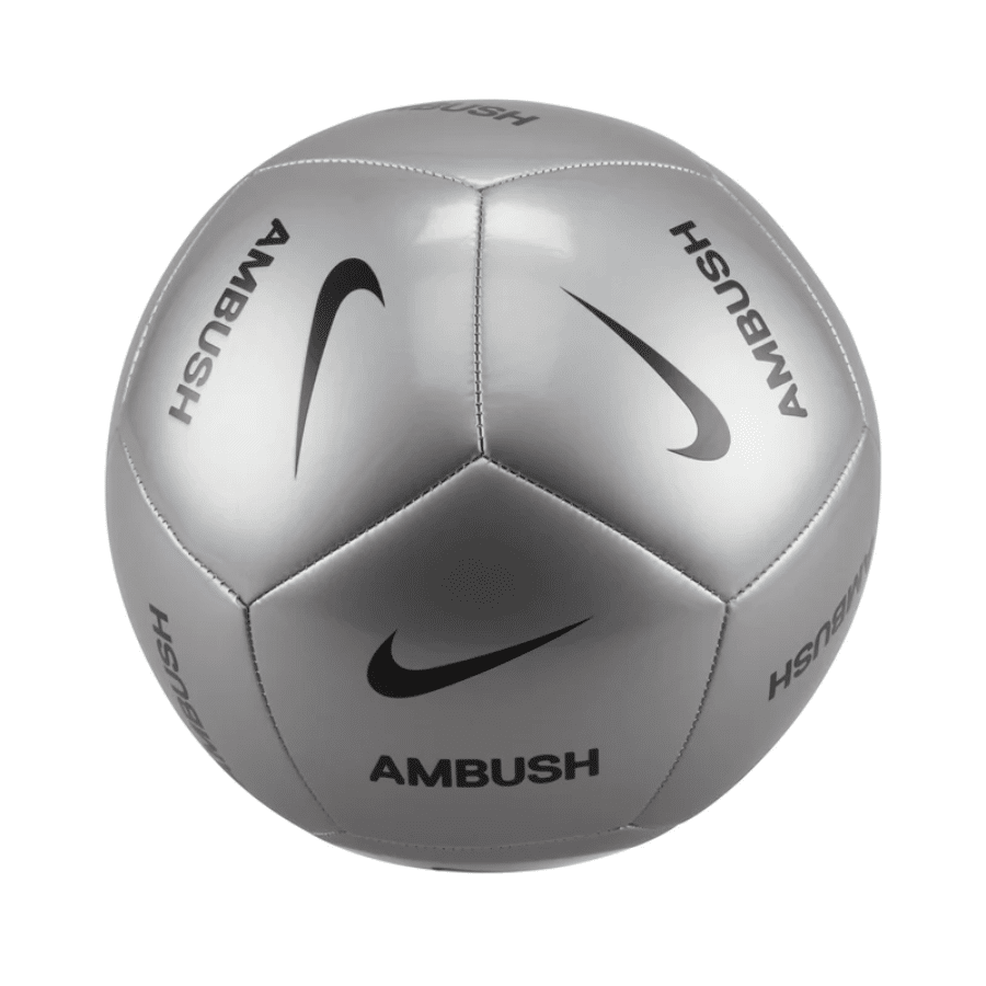 https://sneakerdaily.vn/san-pham/bong-nike-ambush-pitch-match-soccer-ball-fn1583-095/