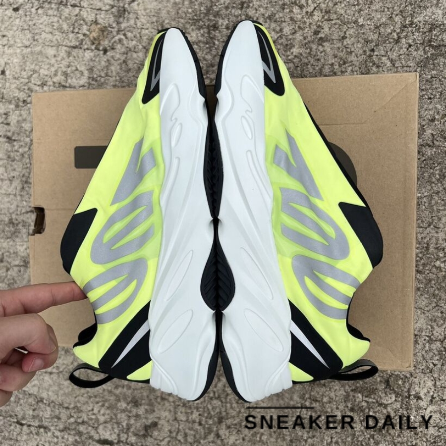 Giày Adidas Yeezy Boost 700 Mnvn Laceless Phosphor Gy2055