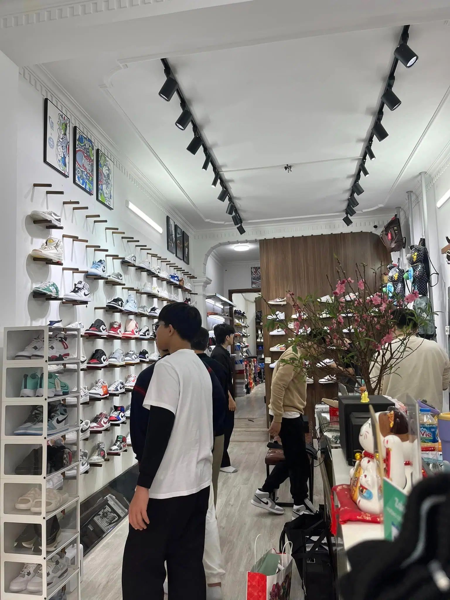 cửa hàng giày sneaker Nike chính hãng