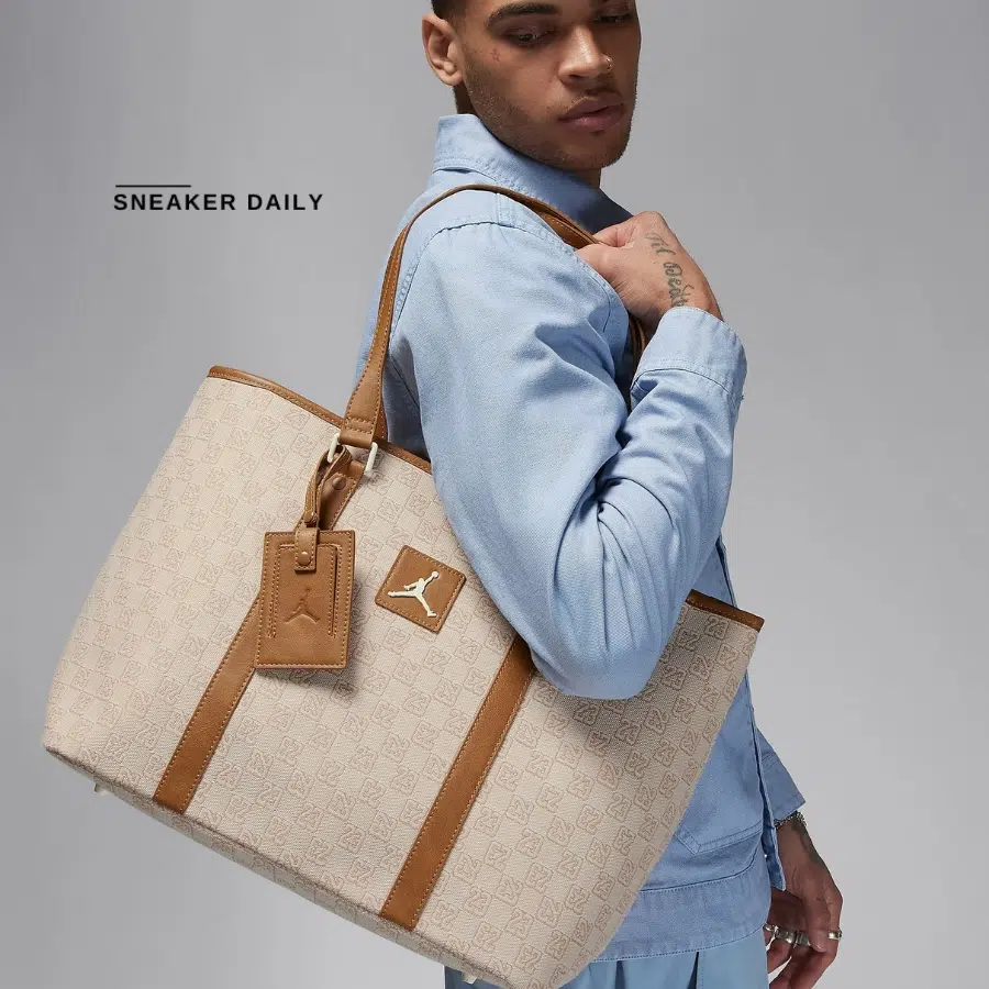 新品 Jordan Monogram Tote Bag HF1890-113 Túi Jordan Monogram Tote Bag (32L) HF1890-113