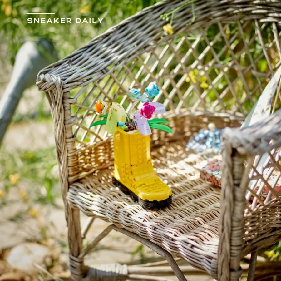 lego flowers in watering can 31149