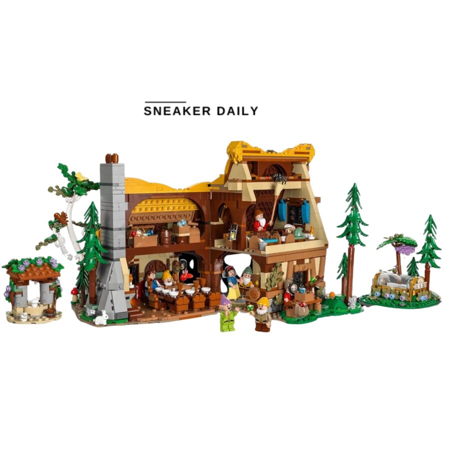 lego snow white and the seven dwarfs' cottage 43242