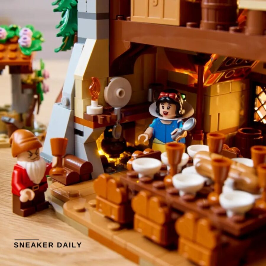 lego snow white and the seven dwarfs' cottage 43242