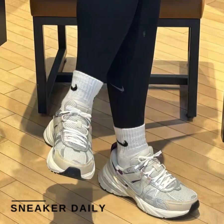 giày nike v2k run premium 'light bone viotech' (wmns) hf4305-072