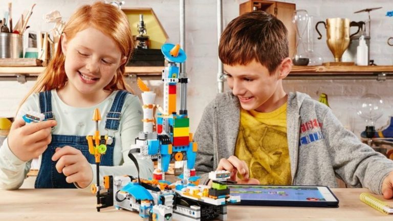 bộ đồ chơi LEGO làm quà sinh nhật cho bé trai