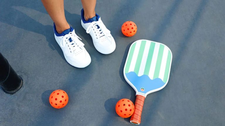 Chơi pickleball đi giày gì