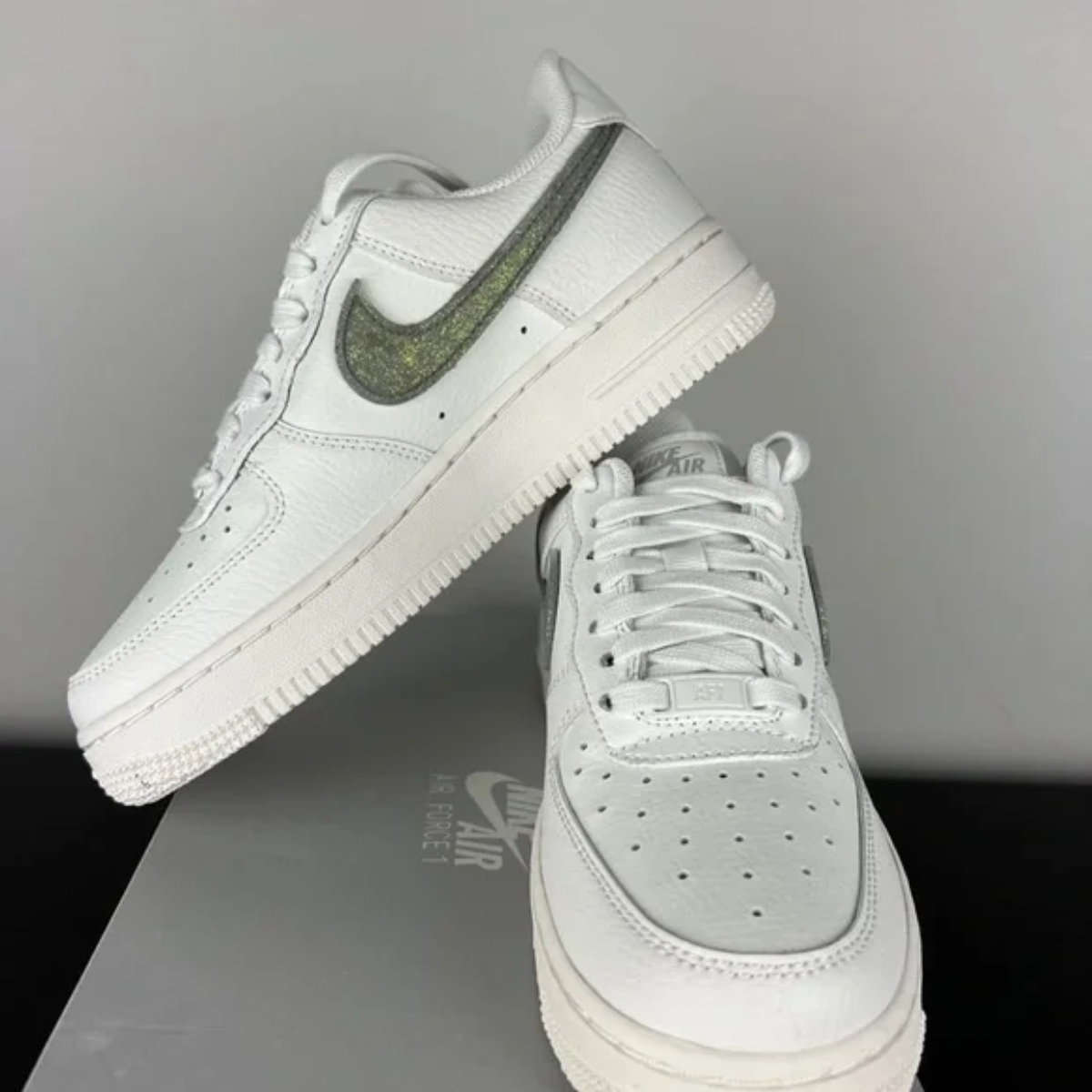 giày nike air force 1 low ‘white gold glitter swoosh’ dh4407-101 (2) giày nike air force 1 low ‘white gold glitter swoosh’ dh4407-101