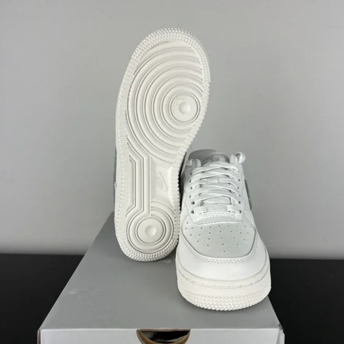 giày nike air force 1 low ‘white gold glitter swoosh’ dh4407-101 (3) giày nike air force 1 low ‘white gold glitter swoosh’ dh4407-101