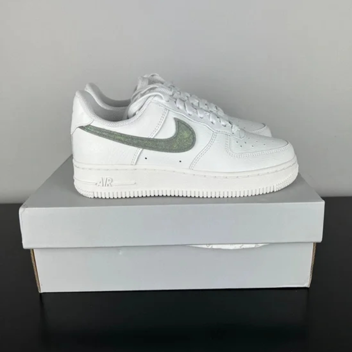 giày nike air force 1 low ‘white gold glitter swoosh’ dh4407-101 (4) giày nike air force 1 low ‘white gold glitter swoosh’ dh4407-101