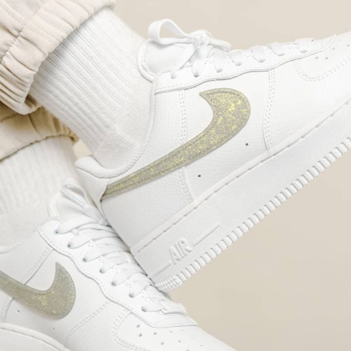 giày nike air force 1 low ‘white gold glitter swoosh’ dh4407-101 (9) giày nike air force 1 low ‘white gold glitter swoosh’ dh4407-101