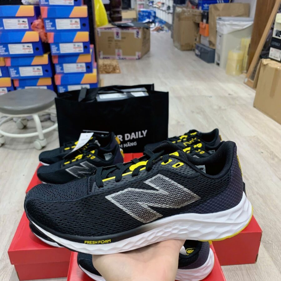 giày new balance fresh foam arishi v4 yy4 black 2e marisyy4