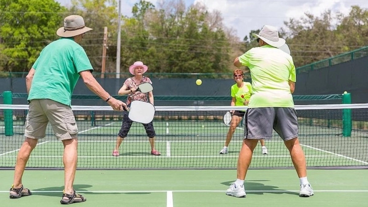 các lỗi khi giao bóng trong pickleball thường gặp và cách khắc phục