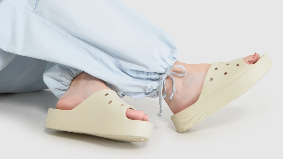 dép slide là gì? top 8 mẫu dép slide đáng sở hữu nhất 2025