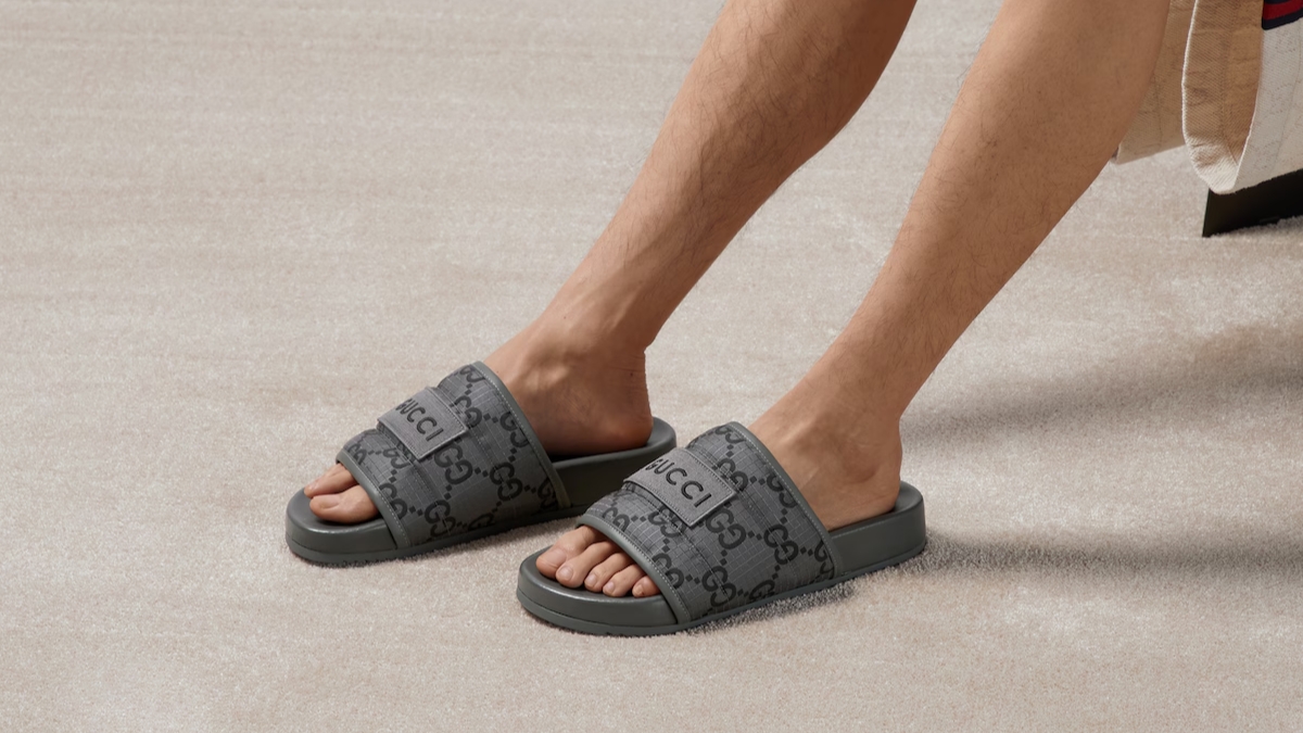 dép slide là gì? top 8 mẫu dép slide đáng sở hữu nhất 2025