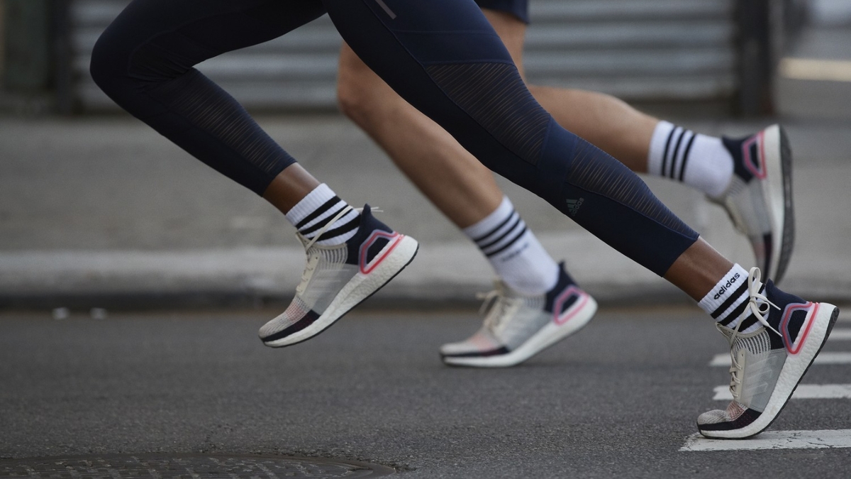 giày chạy asics hay adidas tốt hơn? so sánh chi tiết từ a-z