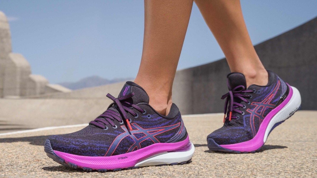 giày chạy asics hay adidas tốt hơn? so sánh chi tiết từ a-z