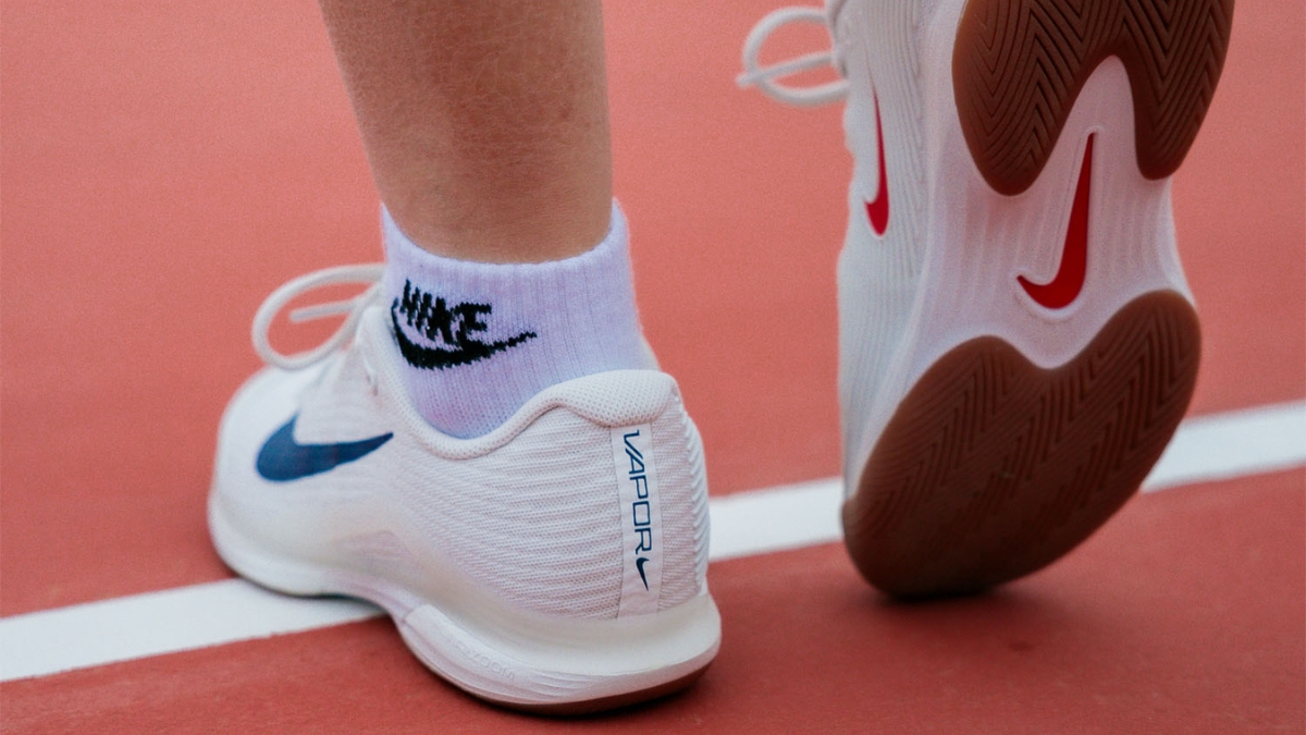 nên mua giày pickleball asics hay nike? 