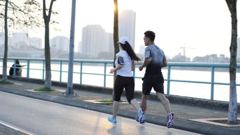 đi bộ và chạy bộ cái nào tốt hơn?