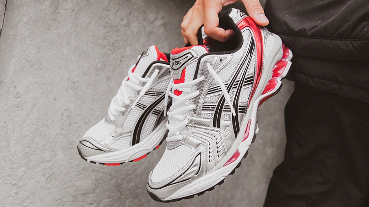 đánh giá asics gel-kayano 14: biểu tượng phong cách y2k