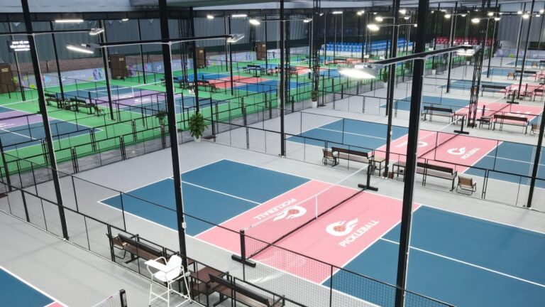 sân pickleball phổ biến được làm bằng gì?