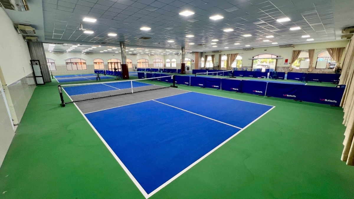 sân pickleball phổ biến được làm bằng gì? sân cỏ nhân tạo