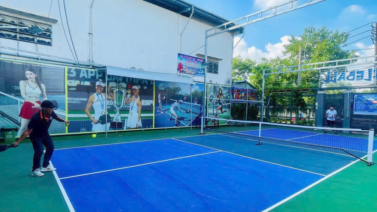 sân pickleball góc phố coffee