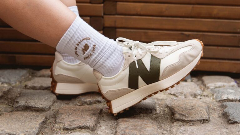 biểu tượng sneaker đậm chất 70s được yêu thích nhất