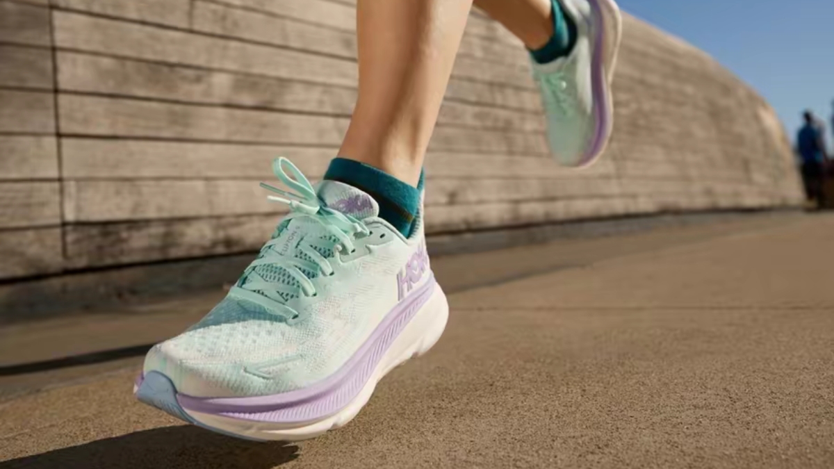 review hoka clifton 9: đôi giày clifton nhẹ nhất từ ​​trước đến nay