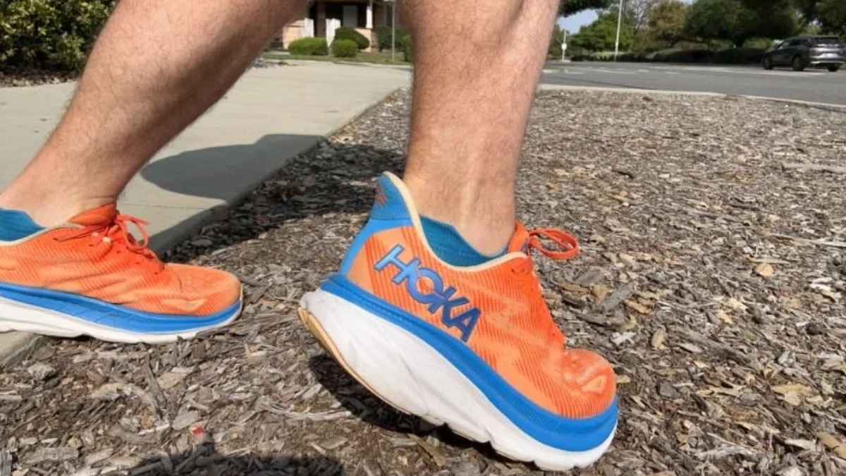 review hoka clifton 9: đôi giày clifton nhẹ nhất từ ​​trước đến nay