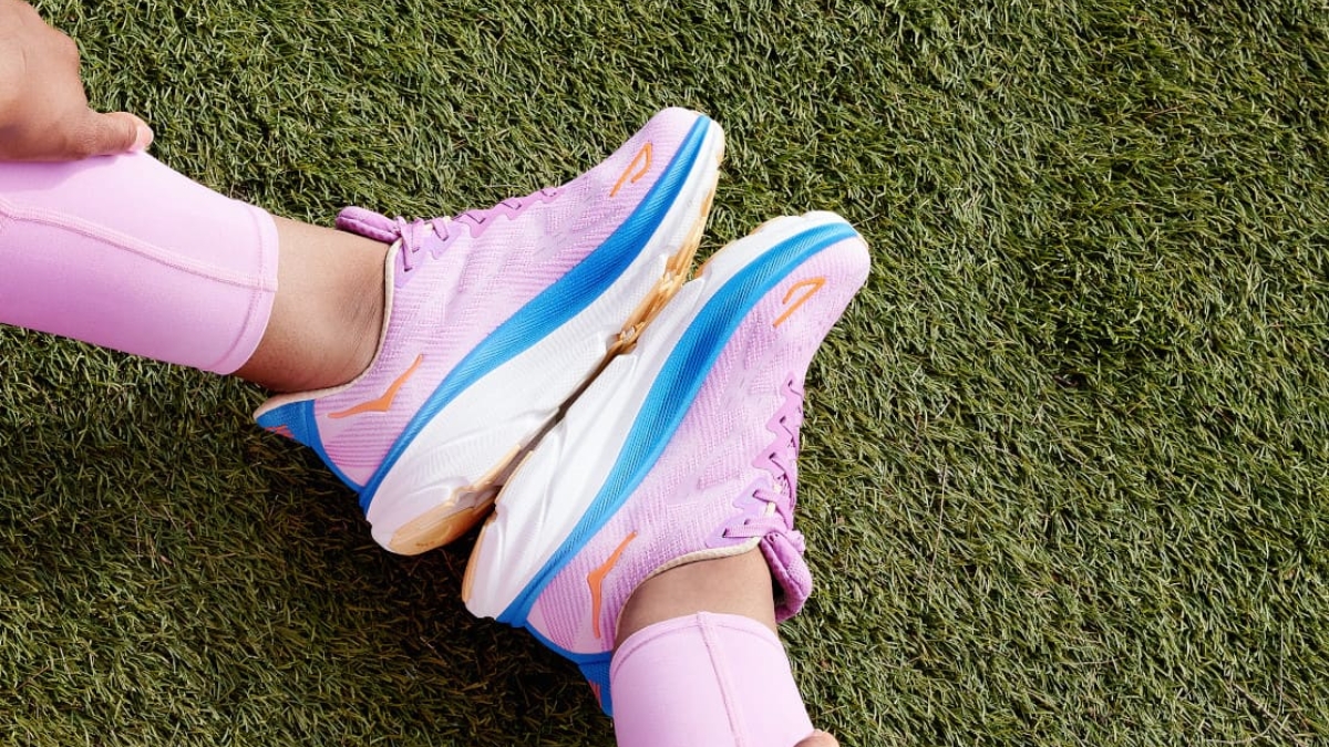 review hoka clifton 9: đôi giày clifton nhẹ nhất từ ​​trước đến nay