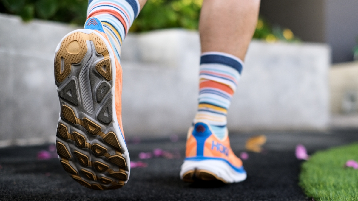 review hoka clifton 9: đôi giày clifton nhẹ nhất từ ​​trước đến nay