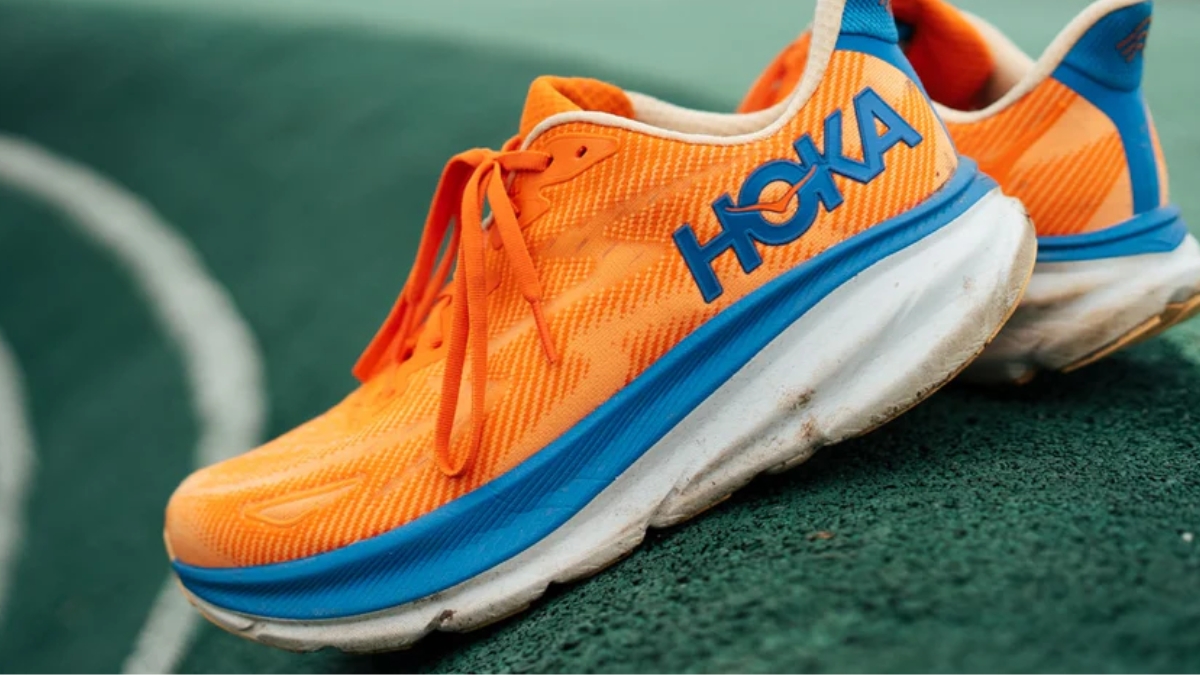 review hoka clifton 9: đôi giày clifton nhẹ nhất từ ​​trước đến nay