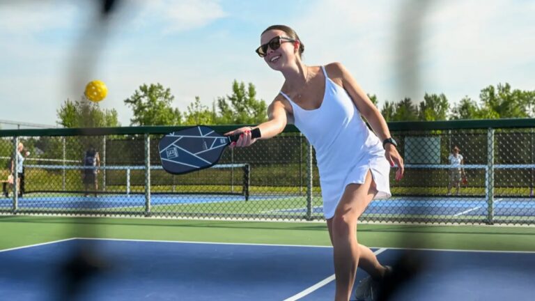 cách xử lý những quả bóng rơi sát đường biên dọc trong pickleball