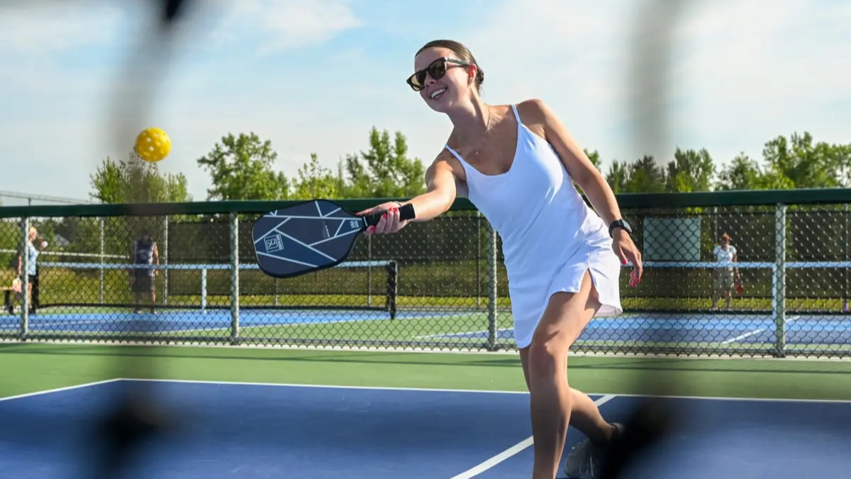 cách xử lý những quả bóng rơi sát đường biên dọc trong pickleball cách xử lý những quả bóng rơi sát đường biên dọc trong pickleball