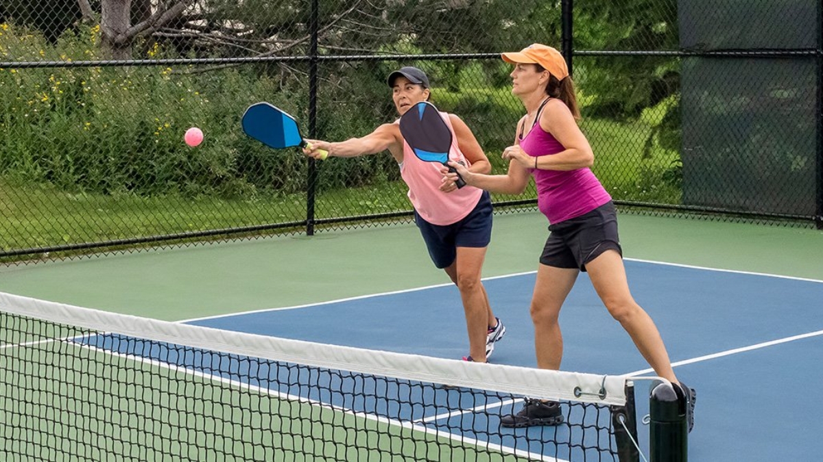 cách xử lý những quả bóng rơi sát đường biên dọc trong pickleball cách xử lý những quả bóng rơi sát đường biên dọc trong pickleball