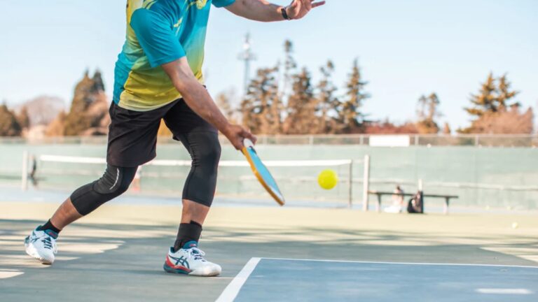 chơi pickleball bị đau lưng? nguyên nhân và 7 giải pháp