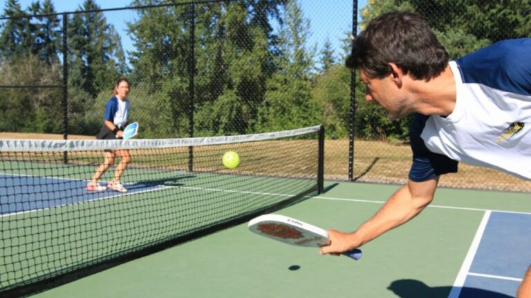 phải làm gì trong tình huống bóng chạm lưới trong pickleball?