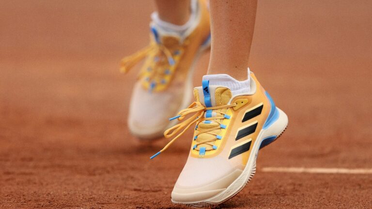 review adidas avacourt - vì sao được giới tennis nữ 'săn đón'?