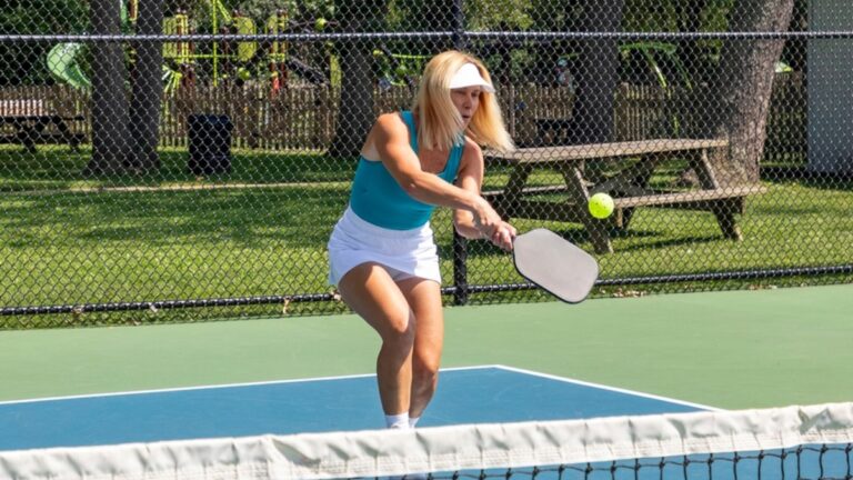 vũ khí chiến lược với bài tập cải thiện cú backhand bằng 2 tay