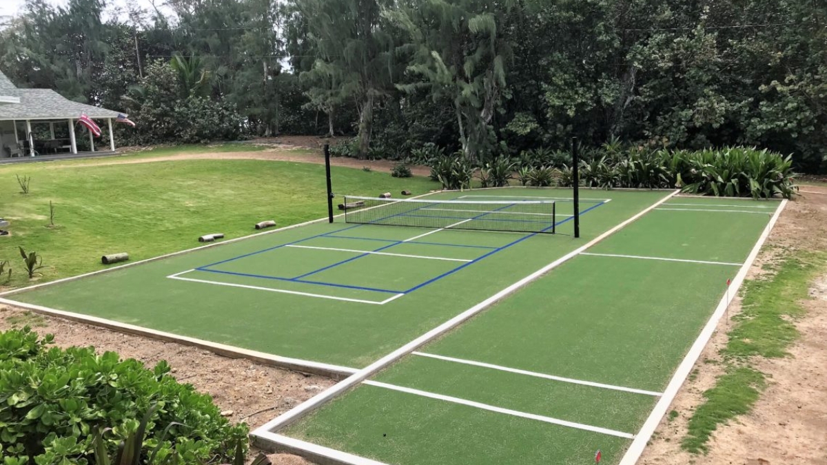 bề mặt sân pickleball được làm bằng gì?
