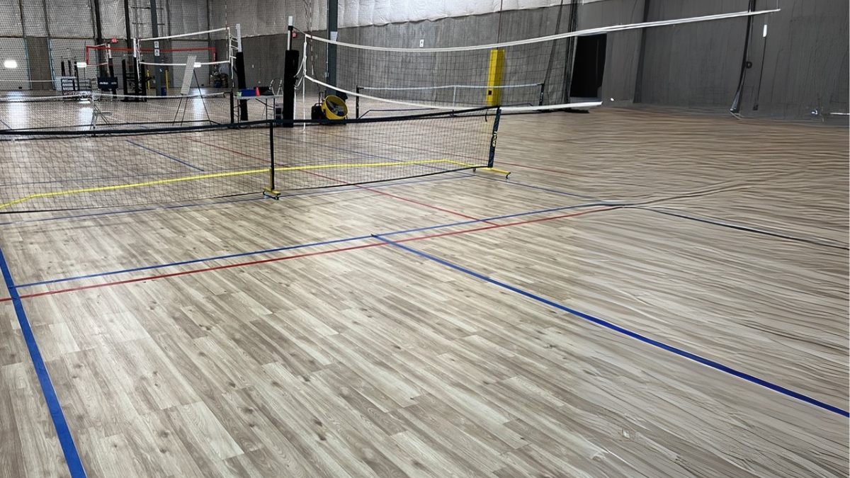 bề mặt sân pickleball được làm bằng gì?