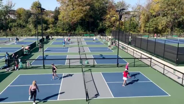 bề mặt sân pickleball được làm bằng gì?