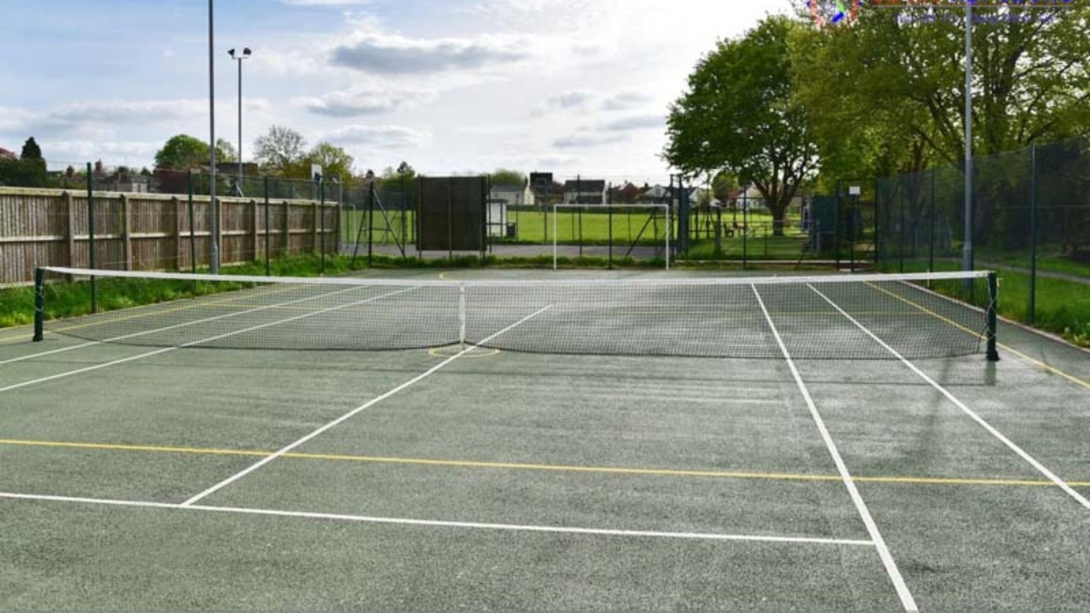 bề mặt sân pickleball được làm bằng gì?